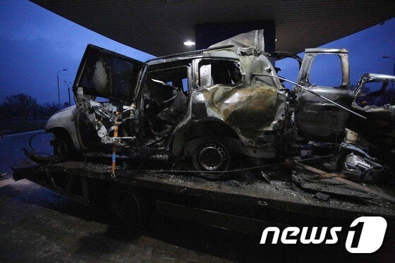 23일(현지시간) 우크라이나 동부에서 유럽안보협력기구(OSCE) 휴전감시단 차량이 이동하던 중 매설된 지뢰가 폭발해 미국인 요원 1명이 사망하고 독일인, 체코인 등 2명이 다쳤다. © AFP=뉴스1