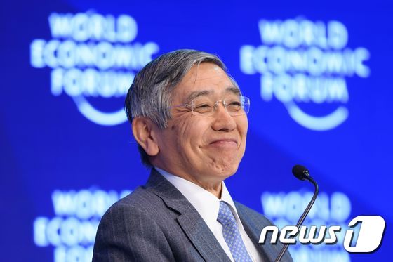 구로다 하루히코 일본은행 총재. / AFP PHOTO / FABRICE COFFRINI