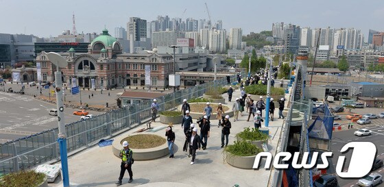 국내 첫 고가보행길인 '서울로7017'이 25일 93%의 공정률을 보이는 가운데 언론공개 행사가 진행되고 있다 . <br /> 2017.4.25/뉴스1 © News1 구윤성 기자