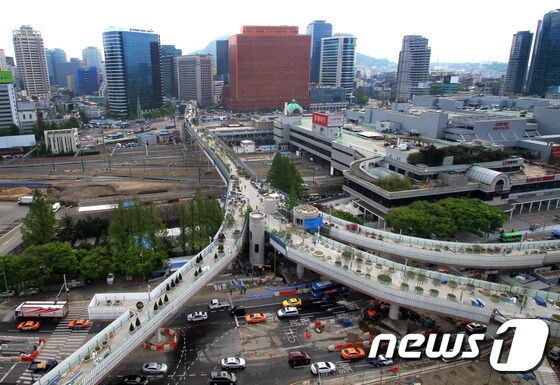 서울시는 5월 20일 개장을 목표로 공정률 93%를 기록 중인 서울로 7017의 운영방안을 25일 공개했다.. 사진은 만리동 방향 전경이다. (서울시 제공) 2017.4.25/뉴스1