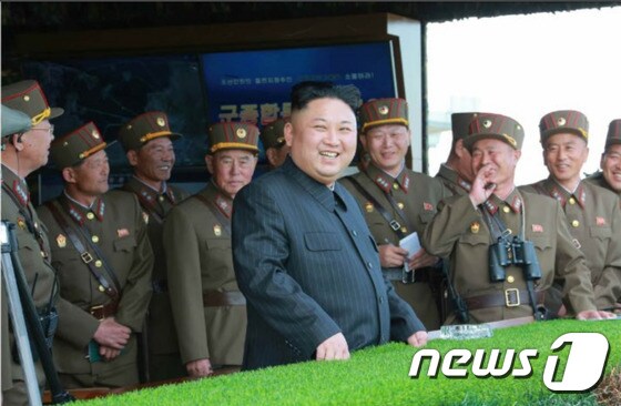 북한은 인민군 창건일 85주년을 맞아 지난 25일 김정은 국무위원장이 참관하는 가운데 건군 사상 최대 규모의 군종 합동타격시위를 진행했다고 조선중앙통신이 26일 밝혔다.   (출처 : 노동신문) 2017.4.26/뉴스1