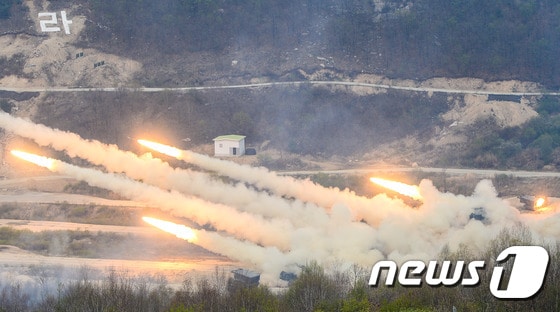 한미 MLRS 화력시범. 2017.4.26/뉴스1 © News1 성동훈 기자
