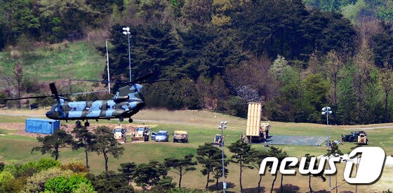 지난 26일 경북 성주군 성주골프장 부지에 사드 발사대가 하늘을 향해 배치돼 있다. 2017.4.26/뉴스1 © News1 이종현 기자
