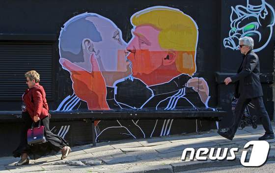 리투아니아 수도 빌뉴스에 등장한 벽화. 트럼프 대통령과 블라디미르 푸틴 러시아 대통령이 입맞춤을 하는 모습을 담았다. © AFP=뉴스1
