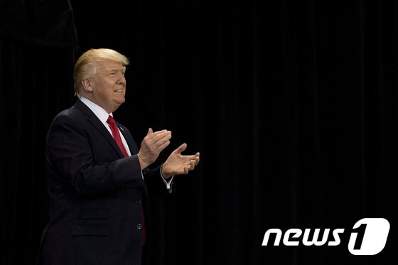 박수 치는 트럼프 대통령. © AFP=뉴스1