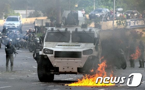베네수엘라 수도 카르카스에서 26일(현지시간) 반정부 시위대와 경찰 간 충돌이 벌어지고 있다. © AFP=뉴스1