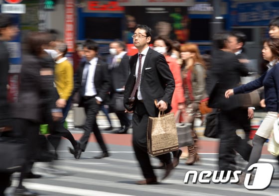 일본 도쿄 거리를 지나는 한 회사원. (자료사진) © AFP=뉴스1