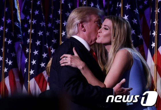 지난해 11월8일 미국 대선 직후 아버지의 승리의 기쁨을 나누는 이방카 트럼프. © AFP=뉴스1