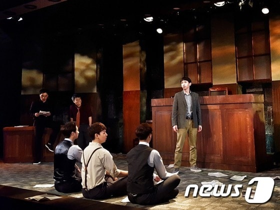 연극 '보도지침' 시연 장면. 봉태규(무대 중앙) © News1