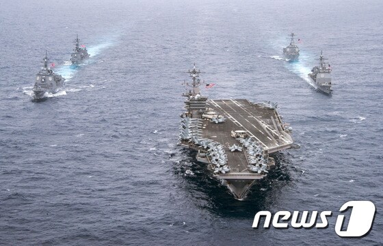 미 해군은 핵항모 칼빈슨호와 일본 해상자위대 호위함 2척이 필리핀 해역에서 공동 훈련을 하고 있는 모습 <자료사진> © AFP=뉴스1 © News1 최종일 기자