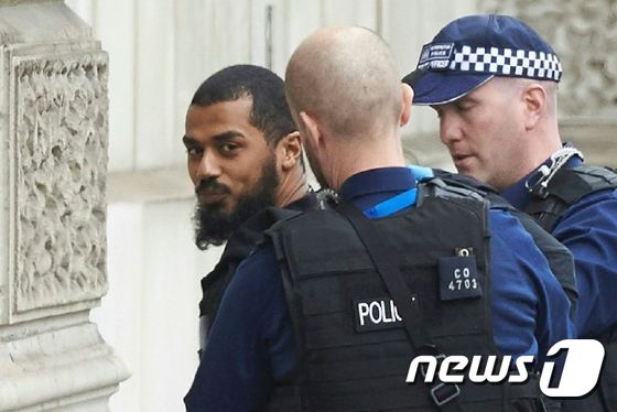 27일(현지시간) 영국 런던 의사당 인근에서 영국 대테러경찰에 의해 체포된 남성. © AFP=뉴스1
