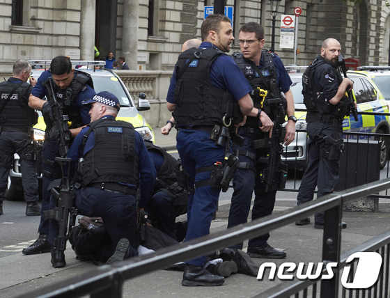 27일(현지시간) 영국 대테러경찰이 런던 의사당 인근에서 테러를 모의하던 남성을 붙잡아 제압하고 있다. © AFP=뉴스1