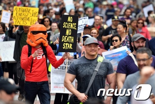 4월22일(현지시간) 미국 샌프란시스코에서 열린 ''과학을 위한 행진''에서 과학계 종사자들이 도널드 트럼프 대통령의 환경 정책에 항의하고 있다. © AFP=뉴스1