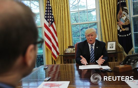 도널드 트럼프 미국 대통령이 27일(현지시간) 워싱턴 백악관에서 로이터통신과 인터뷰를 했다. 이날 트럼프 대통령은 한미 자유무역협정(FTA)을 재협상하거나 폐기하길 원한다고 밝혔다. 또 