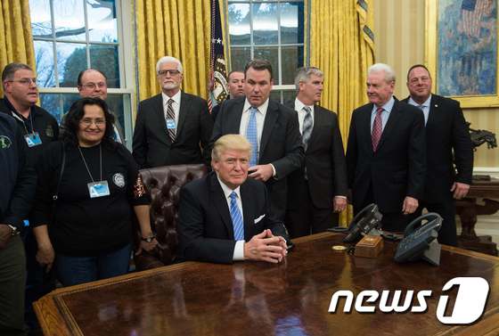 도널드 트럼프 대통령 책상 위에 콜라 주문용 빨간 버튼이 놓여 있다. © AFP=뉴스1