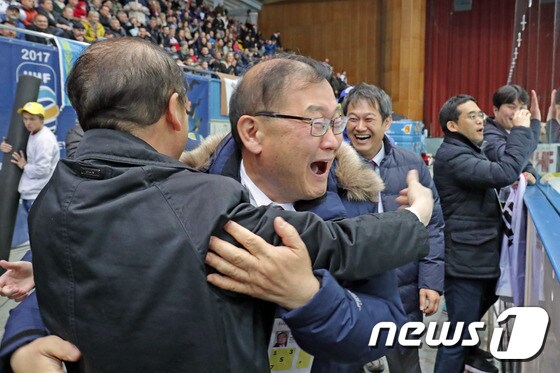 대한아이스하키협회 정몽원 회장이 카자흐스탄과의 경기에서 승리를 거두자 환호하고 있다. (대한아이스하키협회 제공). © News1