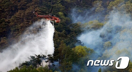 28일 괴산군 성불산에서 산불이 재발돼 소방헬기가  불을 끄고 있다.© News1