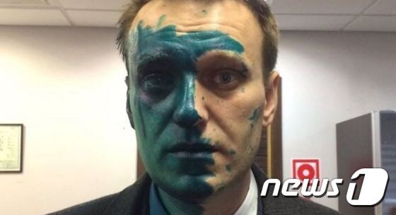 러시아의 야권 운동가인 알렉세이 나발니가 27일(현지시간) 녹색 약물에 피습을 당한 직후 모습. © News1