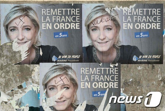 28일(현지시간) 프랑스 남부 톨루즈에 붙어있는 마린 르펜 국민전선(FN) 대통령 후보의 포스터. © AFP=뉴스1