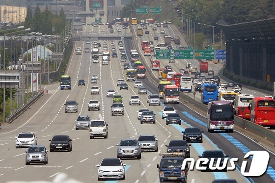'황금연휴' 첫날 서울 빠져나가는 차량