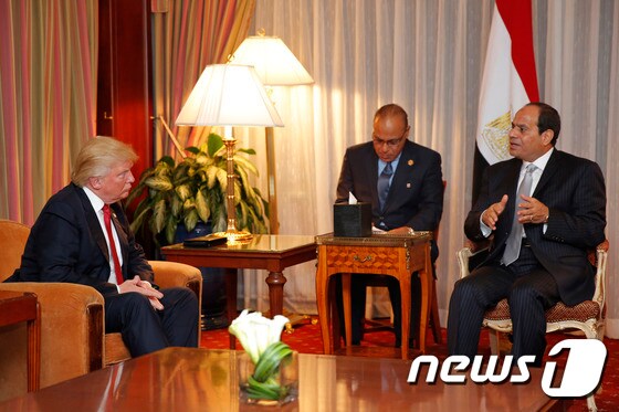 공화당 대선후보였던 트럼프 대통령(오른쪽)이 지난해 9월 압델 파타 엘 시시 이집트 대통령과 회동했다.  © AFP=뉴스1