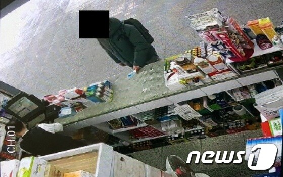 피의자가 안경형 몰카를 쓰고 약국에서 의약품을 구매하는 장면(부산지방경찰청 제공)© News1