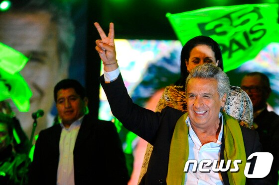 에콰도르의 집권 국가연합당(알리안사 파이스)의 레닌 모레노(63) 후보가 2일(현지시간) 수도 퀴토에서 지지자들에게 승리를 뜻하는 '브이'자를 보이고 있다. © AFP=뉴스1