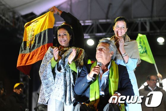 에콰도르의 집권 국가연합당(알리안사 파이스)의 레닌 모레노(63) 후보가 2일(현지시간) 지지자들에게 연설하고 있다. © AFP=뉴스1