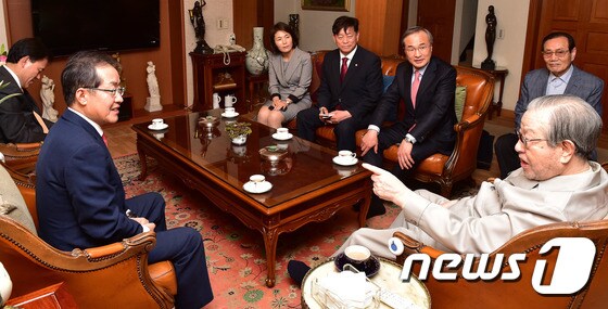 김종필 전 총리 예방하는 홍준표 자유한국당 대선후보