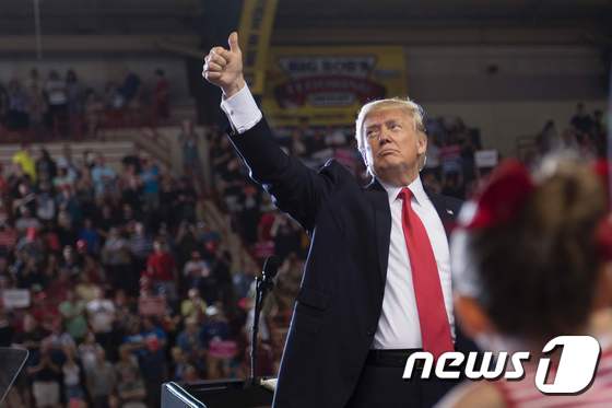 해리스버그 유세에서 엄지를 치켜든 트럼프 대통령. © AFP=뉴스1