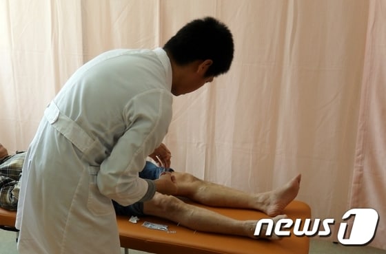 충북 괴산군이 저소득층 60세 이상 노인을 대상으로 무릎인공관절 수술비를 지원한다.(자료사진)/뉴스1