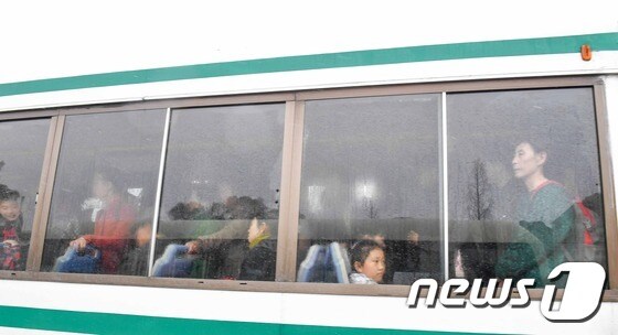 봄비가 내린 5일 북한 평양에서 주민들이 전차를 타고 이동하고 있다. 2017.4.5/뉴스1 © News1 사진공동취재단