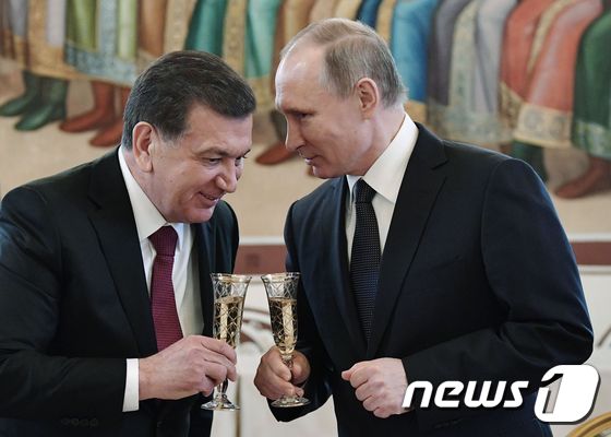샤브카트 미르지요예프 우즈베키스탄 대통령(왼쪽)과 블라디미르 푸틴 러시아 대통령(오른쪽). © AFP=뉴스1 © News1 우동명 기자