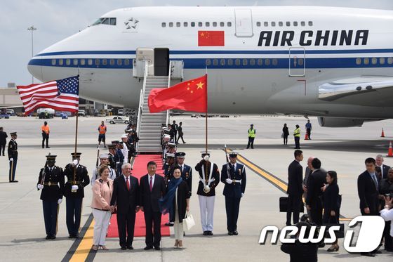 시진핑 중국 국가주석 부부가 플로리다 공항에 도착, 렉스 틸러슨 미 국무장관 부부의 환영을 받고 있다. © AFP=뉴스1