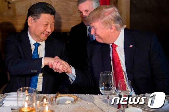 도널드 트럼프 미국 대통령과 시진핑 중국 국가주석이 지난 6일(현지시간) 플로리다 주 팜비치의 마라라고 별장에서 웃으며 악수를 하고 있다. © AFP=뉴스1 © News1 우동명 기자