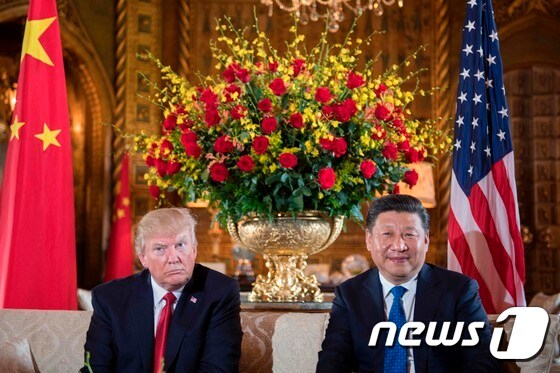 도널드 트럼프 미국 대통령과 시진핑 중국 국가주석이 지난 6일(현지시간) 플로리다 주 팜비치의 마라라고 별장에서 회담을 하기 전에 나란히 앉아 있다. © AFP=뉴스1 © News1 우동명 기자
