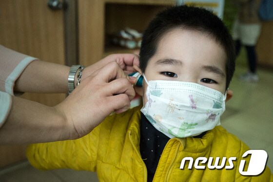 7일 오후 서울 용산구 소화아동병원에서 독감에 걸린 한 어린이 환자가 체온을 측정하고 있다. 뉴스1 © News1 성동훈 기자