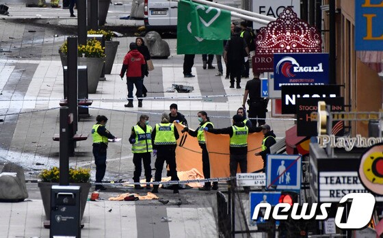 스웨덴 스톡홀름 중심가에서 7일(현지시간) 발생한 트럭 테러로 인명 피해가 발생했다. 용의자 2명은 체포됐다.  © AFP=뉴스1