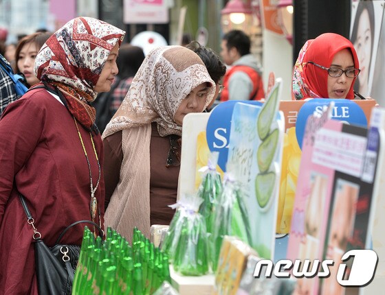 9일 오후 서울 중구 명동거리를 찾은 외국인 관광객들이 쇼핑을 하고 있다. .2017.4.9/뉴스1 © News1 이재명 기자