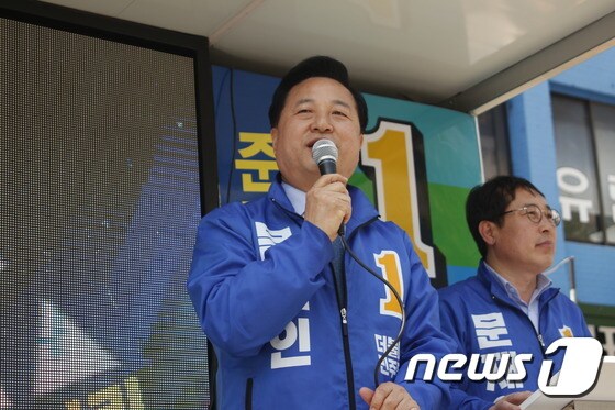 김두관 더불어민주당 상임선거대책위원장은 1일 대전 중앙시장을 찾아 문재인 후보의 지지를 호소했다. © News1