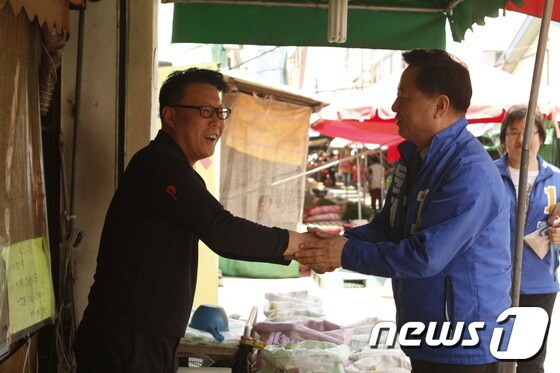 김두관 더불어민주당 상임선거대책위원장은 1일 대전 중앙시장을 찾아 문재인 후보의 지지를 호소했다. © News1