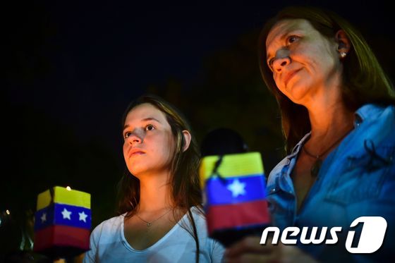29일(현지시간) 베네수엘라 수도 카르카스에서 열린 반정부 시위에 참석한 학생들. © AFP=뉴스1