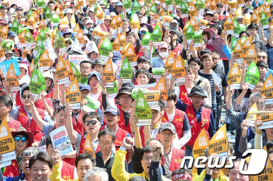 근로자의 날인 1일 서울 종로구 대학로에서 열린 '세계 노동절 기념대회'에서 참석자들이 구호를 외치고 있다. 2017.5.1/뉴스1 © News1 임세영 기자
