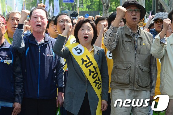 근로자의 날인 1일 서울 종로구 대학로에서 열린 '세계 노동절 기념대회'에서 심상정 정의당 대선후보(가운데)가 구호를 외치고 있다. 2017.5.1/뉴스1 © News1 임세영 기자