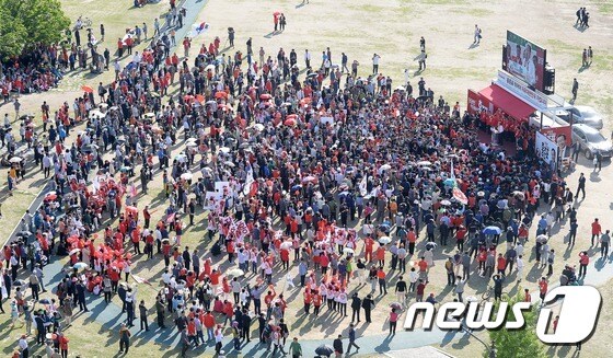 1일 오후 대전 중구 서대전공원에서 지지자들과 유권자들이 홍준표 자유한국당 대선후보의 유세를 보기 위해 모여있다. 2017.5.1/뉴스1 © News1 박지혜 기자