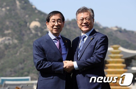 문재인 대통령(오른쪽)과 박원순 서울시장(왼쪽)© News1