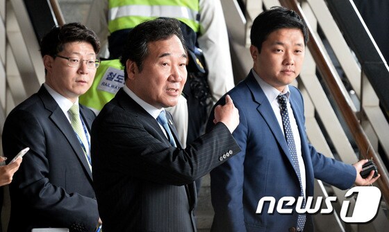 국무총리로 유력한 이낙연 전남지사가 10일 오전 서울 용산역에 도착하고 있다.    2017.5.10/뉴스1 © News1 이재명 기자