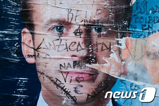 9일(현지시간) 파리에 에마뉘엘 마크롱 프랑스 대통령 당선인의 훼손된 선거 포스터가 보인다. © AFP=뉴스1 © News1 우동명 기자