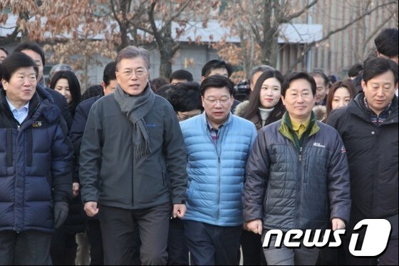 문재인 대통령이 당시 권선택 시장,  박병석 의원 등과 한밭수목원 동원을 거닐며 담소를 나누고 있다. © News1