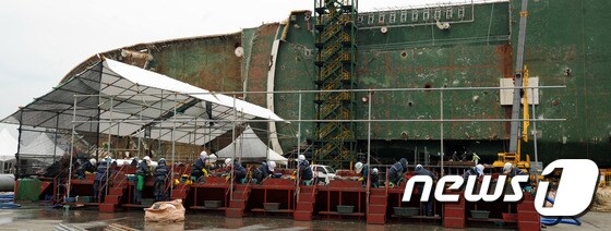 코리아 쌀베지 작업자들이 12일 오후 세월호가 거치된 전남 목포신항에서 펄 세척 작업을 하고 있다. 2017.5.12/뉴스1 © News1 남성진 기자